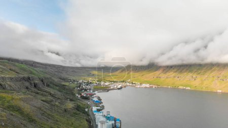 Foto de Vista aérea de Seydisfjordur, una pequeña ciudad junto a los fiordos en la parte noreste de Islandia. - Imagen libre de derechos