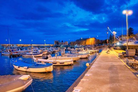 Téléchargez les photos : Sanremo, Italie - 2 janvier 2024 : Yachts le long du port de Sanremo la nuit. - en image libre de droit