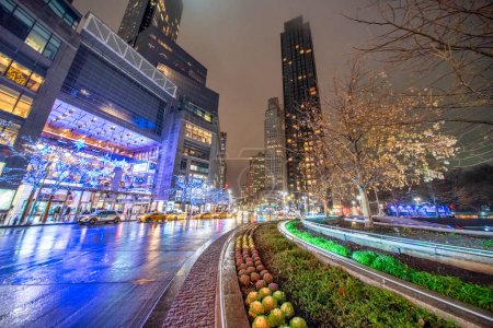 Téléchargez les photos : New York - 2 décembre 2018 : Les gratte-ciel Columbus Circle la nuit, Midtown Manhattan. - en image libre de droit