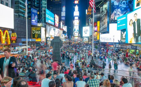 Téléchargez les photos : New York - Juin 2013 : Times Square la nuit. - en image libre de droit