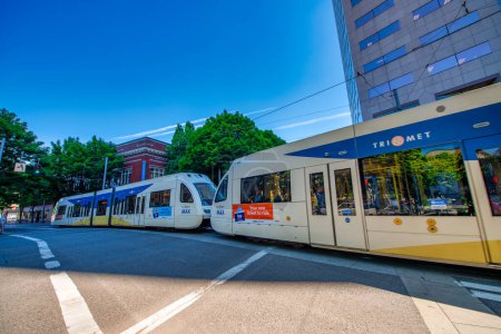 Foto de Portland, Oregon - 18 de agosto de 2017: Las calles de la ciudad y el tranvía en un día soleado de verano. - Imagen libre de derechos