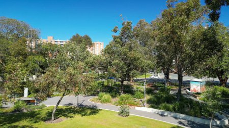 Téléchargez les photos : Skyline de Perth d'un point de vue de drone. Vue aérienne du centre-ville par une belle journée. - en image libre de droit