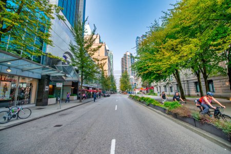 Téléchargez les photos : Vancouver, Canada - 10 août 2017 : Rues et bâtiments dans le centre-ville- - en image libre de droit