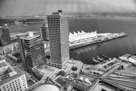 Téléchargez les photos : Vancouver, Canada - Le 10 août 2017 : Vue aérienne imprenable sur la ville depuis un point de vue élevé. - en image libre de droit