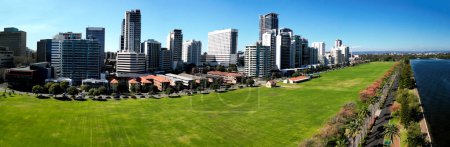 Foto de Perth, Australia - 12 de septiembre de 2023: Vista aérea de la ciudad en un hermoso día a lo largo del río. - Imagen libre de derechos