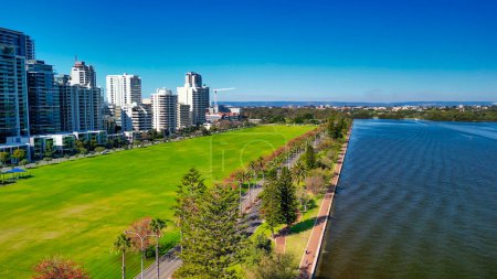 Foto de Perth skyline, Australia Occidental. Hermosa vista aérea del horizonte de la ciudad a lo largo del río. - Imagen libre de derechos