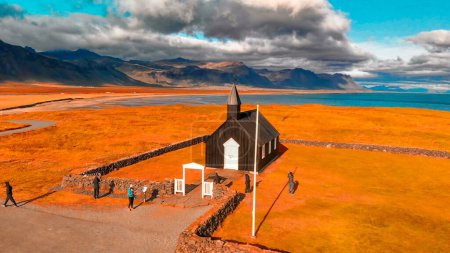 Téléchargez les photos : Vue aérienne de l'église de Budir en Islande. - en image libre de droit