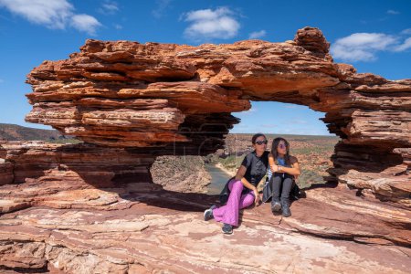 Foto de Los turistas disfrutan de la ventana de la naturaleza, Parque Nacional Kalbarri, Australia Occidental. - Imagen libre de derechos