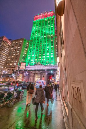 Foto de Ciudad de Nueva York - 30 de noviembre de 2018: Edificios y luces a lo largo de Park Avenue por la noche. - Imagen libre de derechos