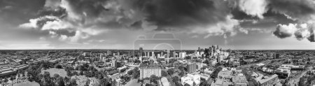Téléchargez les photos : Skyline de Perth, Australie occidentale. Belle vue aérienne panoramique de la ville skyline. - en image libre de droit