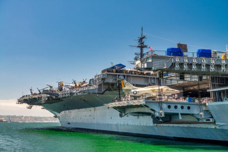 Foto de San Diego - 30 de julio de 2017: USS Midway es un portaaviones de la Armada de los Estados Unidos. - Imagen libre de derechos