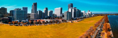 Téléchargez les photos : Perth, Australie - 12 septembre 2023 : Vue aérienne de la ville par une belle journée le long de la rivière. - en image libre de droit