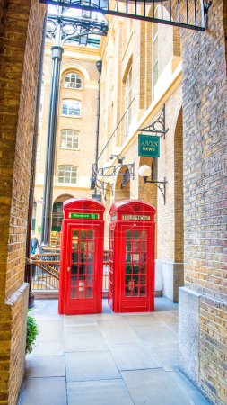 Téléchargez les photos : Célèbre cabine téléphonique Rouge à Londres
. - en image libre de droit