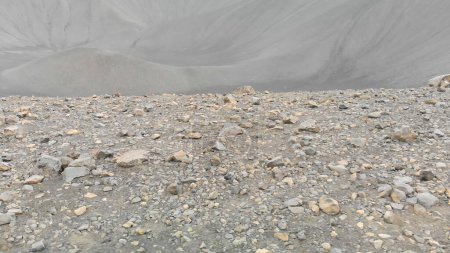 Téléchargez les photos : Myvatn, Islande. Vue aérienne du grand cratère du volcan Hverfjall, du cône de Tephra ou du volcan Tuff Ring le jour couvert. - en image libre de droit