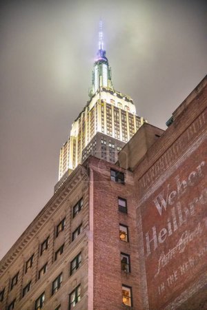Téléchargez les photos : New York - 1er décembre 2018 : L'Empire State Building est un symbole de la ville. - en image libre de droit