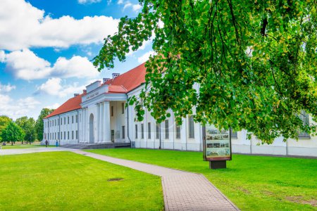 Téléchargez les photos : Vilnius, Lituanie - 10 juillet 2017 : Musée national par une journée ensoleillée d'été. - en image libre de droit
