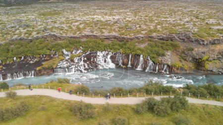 Téléchargez les photos : Vue aérienne de belles formations fluviales et rocheuses bleues aux cascades de Barnafoss dans l'ouest de l'Islande. - en image libre de droit