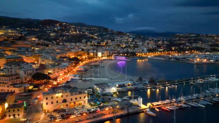 Foto de Vista aérea de Sanremo por la noche, Italia. Edificios portuarios y urbanos. - Imagen libre de derechos