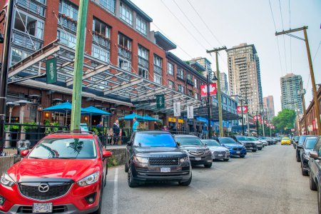 Foto de Vancouver, Canadá - 9 de agosto de 2017: Calles y edificios de Vancouver al atardecer. - Imagen libre de derechos