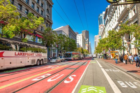 Foto de San Francisco, CA - 6 de agosto de 2017: Calles y edificios de la ciudad en un día soleado. - Imagen libre de derechos