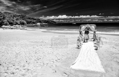 Foto de Wedding preparation on tropical beach against a background of beautiful sea and blue sky. - Imagen libre de derechos