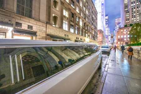 Téléchargez les photos : New York - 30 novembre 2018 : Limousine à Midtown Manhattan la nuit, - en image libre de droit