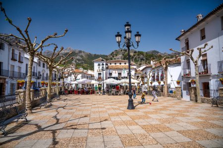 Foto de Grazalema, España - 9 de abril de 2023: Calles medievales y casas blancas en un hermoso día soleado. - Imagen libre de derechos