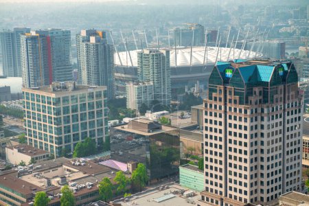 Foto de Vancouver, Canadá - 10 de agosto de 2017: Increíble vista aérea de la ciudad desde un punto de vista alto. - Imagen libre de derechos