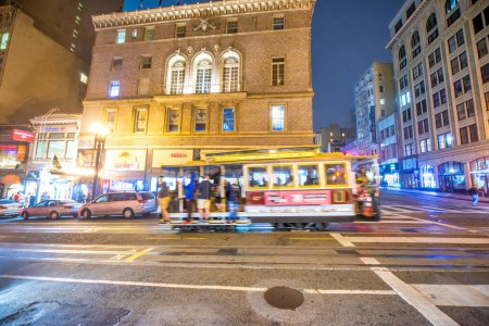 Foto de San Francisco, Estados Unidos - 4 de agosto de 2017: Calles y edificios de la ciudad por la noche. - Imagen libre de derechos