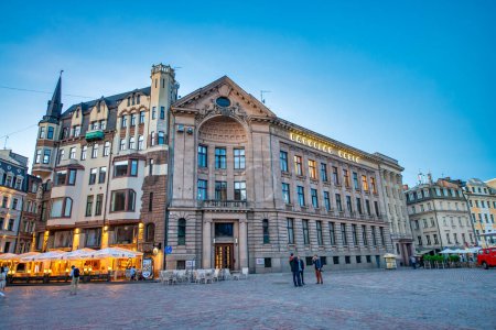 Foto de Riga, Letonia - 7 de julio de 2017: Riga antiguas calles y edificios por la noche. - Imagen libre de derechos
