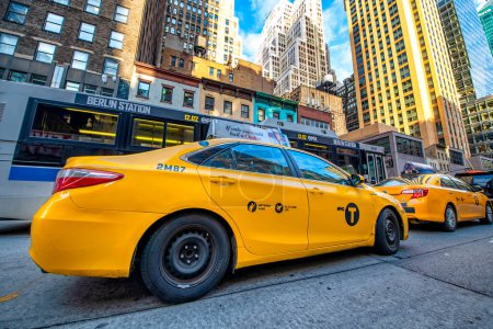 Téléchargez les photos : New York - 30 novembre 2018 : Taxi Cabines à Midtown Manhattan. - en image libre de droit