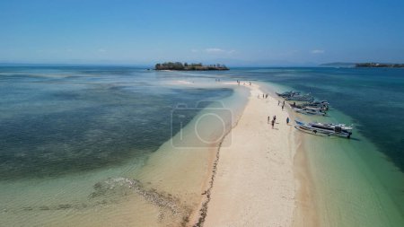 Téléchargez les photos : Vue Aérienne de la Langue De Sable Gili Kere à Lombok, Indonésie. - en image libre de droit