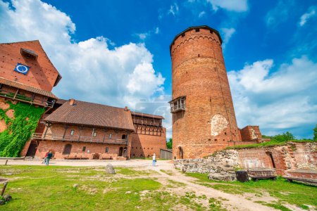 Foto de Sigulda, Letonia - 13 de julio de 2017: Castillo de Turaida en verano. - Imagen libre de derechos