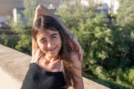 Téléchargez les photos : Joyeux jeune fille se détendre sur un pont de la ville. - en image libre de droit