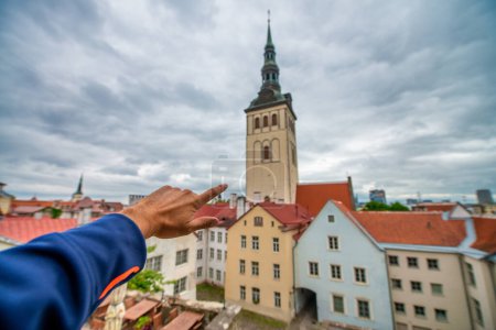 Téléchargez les photos : Rues et monuments de Tallinn par une journée nuageuse d'été, Estonie. - en image libre de droit