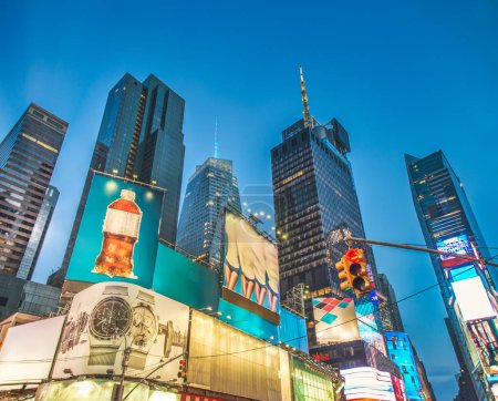 Téléchargez les photos : New York la nuit. Lumières Times Square sans publicité. New York - en image libre de droit