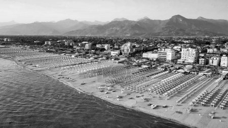 Panorama-Luftaufnahme des Lido di Camaiore und der Küste von Viareggio in der Sommersaison - Toskana, Italien