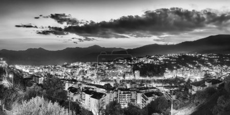 Foto de Vista aérea de la ciudad de Sanremo y colinas al atardecer, Liguria - Italia. - Imagen libre de derechos
