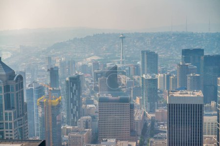 Foto de Vista aérea del horizonte de Seattle en un día soleado, WA. - Imagen libre de derechos
