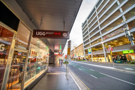 Foto de Adelaide, Australia - 15 de septiembre de 2018: UGG Boutique entrance. Esta es una importante empresa australiana de zapatos. - Imagen libre de derechos