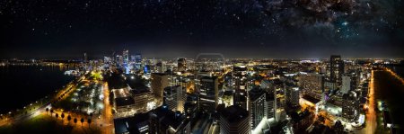 Vista panorámica nocturna del centro de Perth desde el mirador del dron.