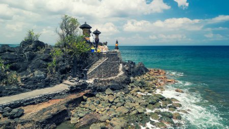 Téléchargez les photos : Vue Aérienne du Temple Batu Bolong à Lombok, Indonésie. - en image libre de droit
