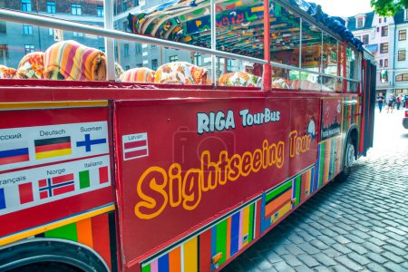Foto de Riga, Letonia - 7 de julio de 2017: Autobús turístico por las calles de la ciudad. - Imagen libre de derechos