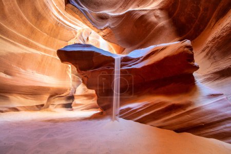 Téléchargez les photos : Belle vue grand angle sur d'incroyables formations de grès dans le célèbre Antelope Canyon par une journée ensoleillée, Sud-ouest américain, Arizona, États-Unis. - en image libre de droit