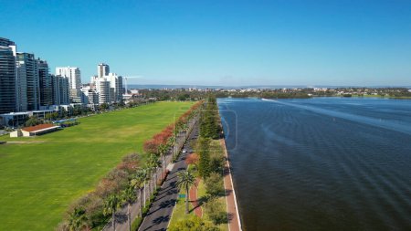 Perth skyline, Australia Occidental. Hermosa vista aérea del horizonte de la ciudad a lo largo del río.