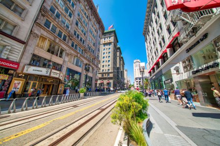 Foto de San Francisco, CA - 6 de agosto de 2017: Union Square y edificios en un día soleado. - Imagen libre de derechos