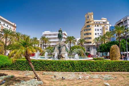 Foto de Jerez de la Frontera, España - 8 de abril de 2023: Estatua de Miguel Primo de Rivera en la Plaza del Arenal en un claro día soleado. - Imagen libre de derechos