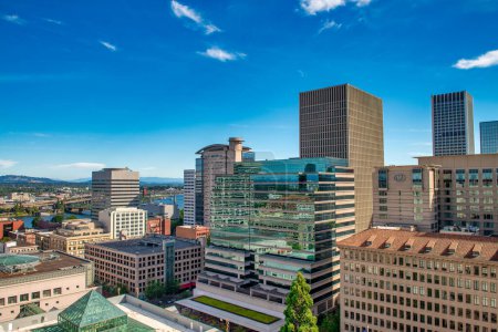 Foto de Portland, Oregon - 18 de agosto de 2017: Vista aérea de las calles y edificios de la ciudad en un día soleado de verano. - Imagen libre de derechos