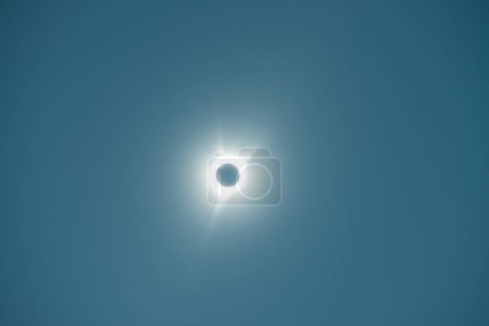 Eclipse solar total, sol cubierto por la luna en el cielo.