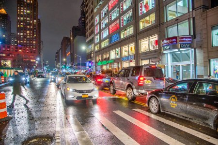 Téléchargez les photos : New York - 1er décembre 2018 : circulation le long de Midtown Manhattan par une nuit pluvieuse. - en image libre de droit